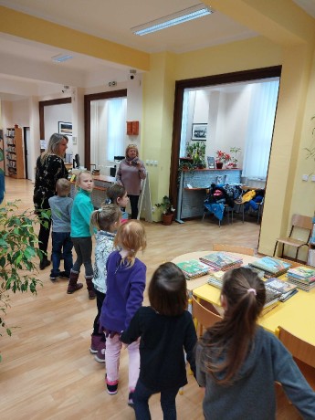 Návštěva knihovny ve Velešíně 2023-03-28 MŠ D. Třebonín 0015