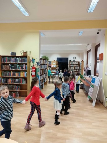 Návštěva knihovny ve Velešíně 2023-03-28 MŠ D. Třebonín 0016
