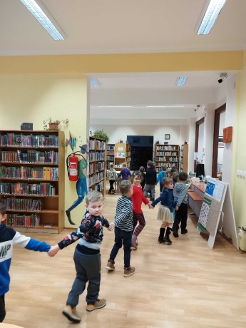 Návštěva knihovny ve Velešíně 2023-03-28 MŠ D. Třebonín 0017