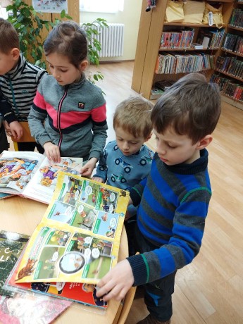 Návštěva knihovny ve Velešíně 2023-03-28 MŠ D. Třebonín 0041